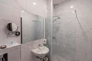 Отель Hotel Bella Casa Тбилиси Двухместный номер с 1 кроватью и балконом (для 2 взрослых и 1 ребенка)-5