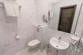 Отель Hotel Bella Casa Тбилиси Двухместный номер с 1 кроватью и балконом (для 2 взрослых и 1 ребенка)-7