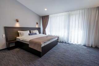 Отель Hotel Bella Casa Тбилиси Двухместный номер с 1 кроватью и балконом (для 2 взрослых и 1 ребенка)-1