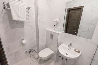 Отель Hotel Bella Casa Тбилиси Двухместный номер с 1 кроватью и балконом (для 2 взрослых и 1 ребенка)-2